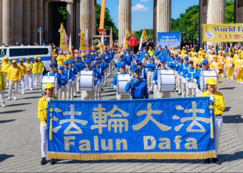 Image for article Berlin: Truthfulness, Compassion, and Forbearance Gain Recognition from the Public as People Praise World Falun Dafa Day