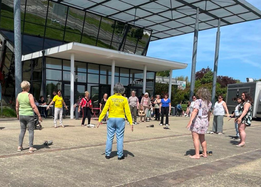 Image for article France: Residents Eager to Learn Falun Dafa at Organic Lifestyle Health Expo