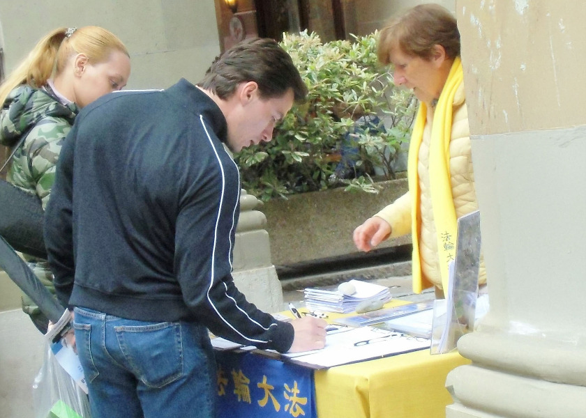 Image for article Geneva, Switzerland: Officials and Citizens Support Falun Gong Outside Parliament