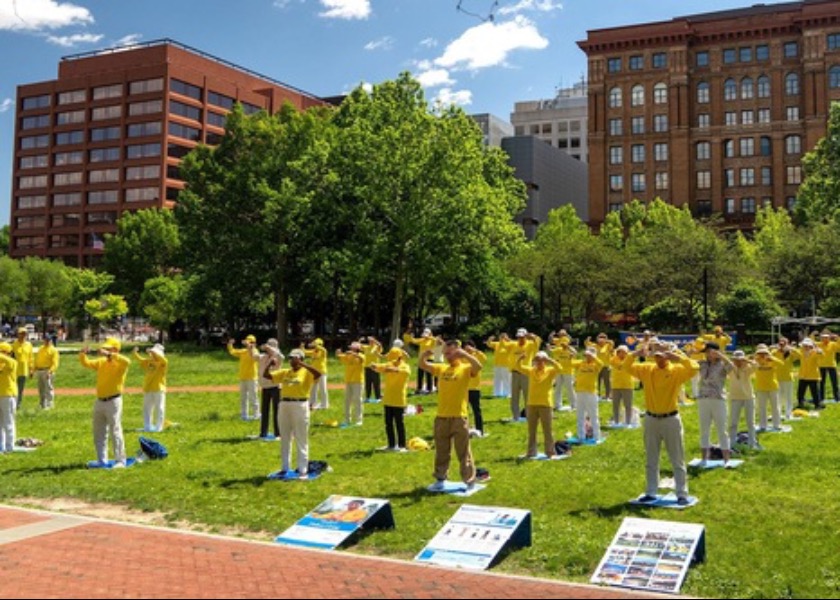 Image for article Pennsylvania, USA: Celebrating World Falun Dafa Day on Independence Square