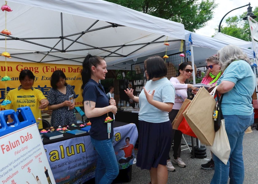 Image for article North Carolina, USA: People Sign Up to Learn Falun Dafa at an Arts Festival