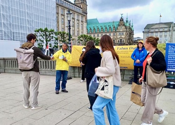 Image for article Germany: Introducing Falun Dafa in Hamburg