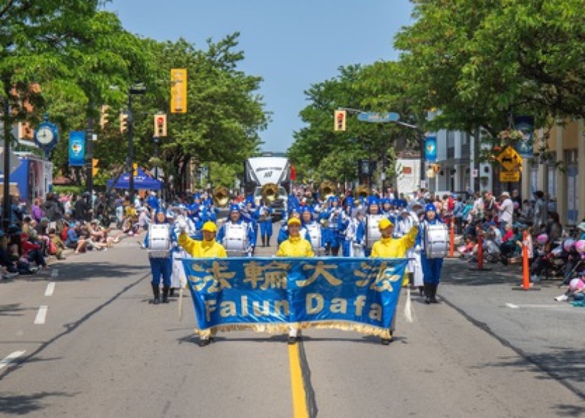 Image for article Toronto, Canada: Residents Praise Falun Dafa in Parades