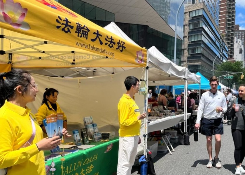 Image for article Introducing Falun Dafa at New York Street Fairs