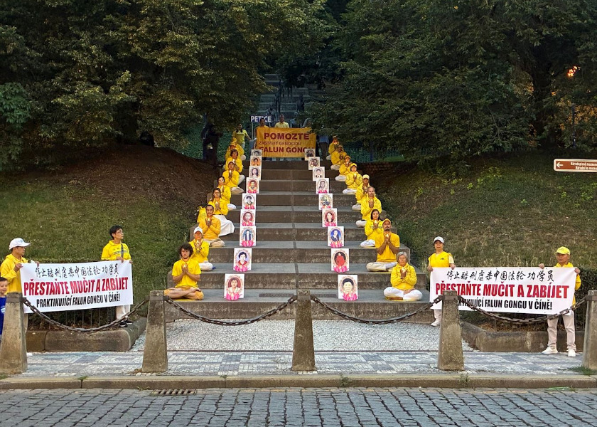 Image for article Czech Republic: Practitioners Hold Candlelight Vigil to Call for an End to the Persecution