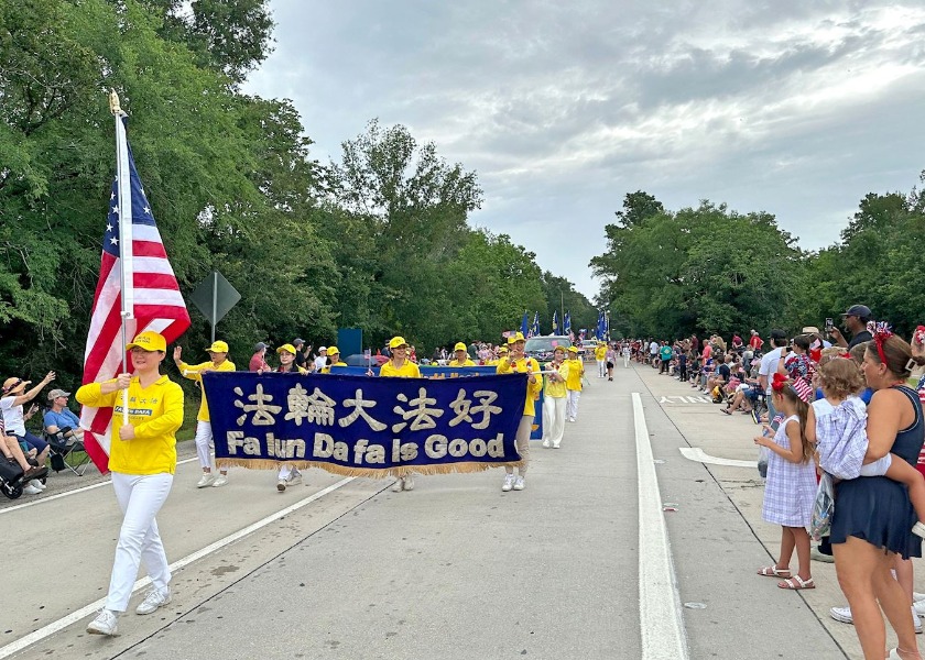 Image for article Houston, Texas: People Praise Falun Dafa During Independence Day Parade