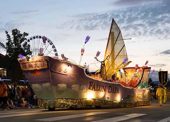 Image for article Seattle, Washington: Crowds Cheer for Falun Dafa at Seafair Torchlight Parade