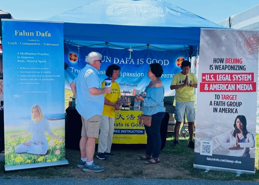 Image for article New Jersey, USA: Visitors Support Falun Dafa at State Fair