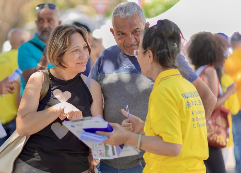 Image for article Réunion Island, France: Introducing Falun Dafa and Raising Awareness of the Persecution at an Event in La Possession