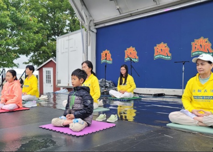 Image for article New York: Introducing Falun Dafa at the Great New York State Fair