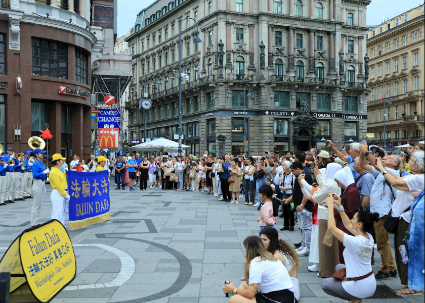 Image for article Austria: Crowds in Vienna Enjoy Musical Performance and Learn about Falun Dafa