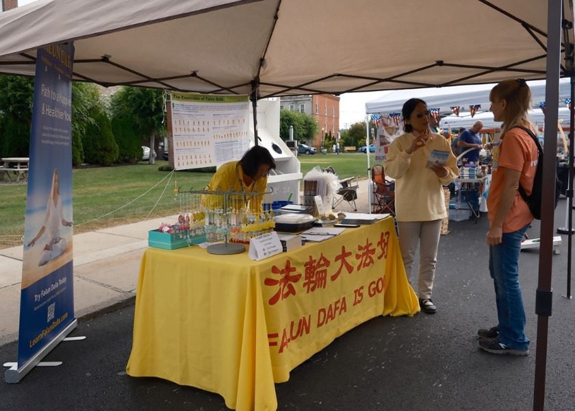 Image for article Upstate New York: Introducing Falun Dafa at the Canajoharie Street Fair
