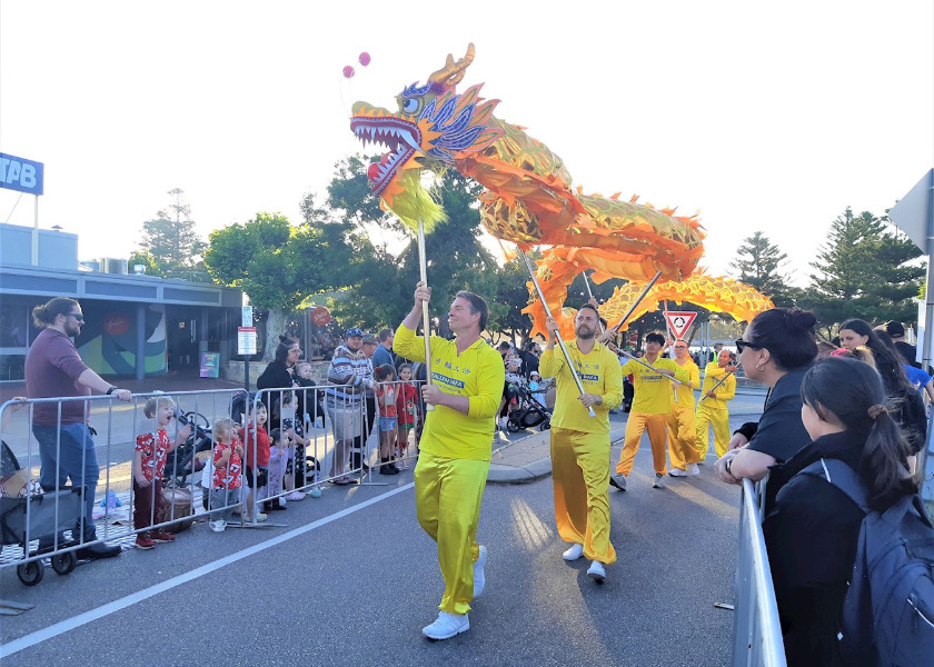 Image for article Western Australia: Spectators Praise Falun Dafa Practitioners’ Performance in Mandurah Christmas Parade