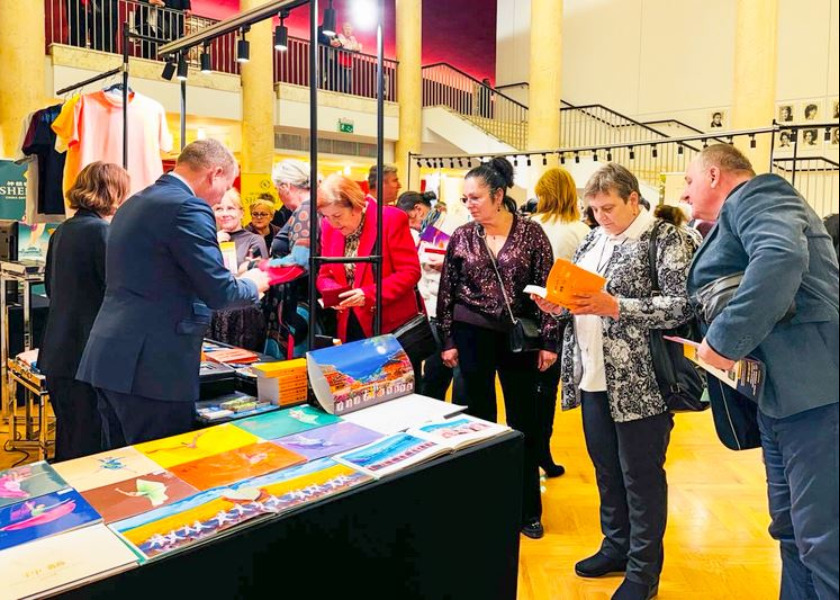 Image for article Łódź, Poland: Large Crowds of Audience Members Purchase Zhuan Falun at Sold-out Shen Yun Performances