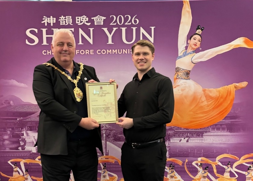 Image for article The UK: Mayor of Stoke-on-Trent Presents Recognition Certificate to Shen Yun Performing Arts