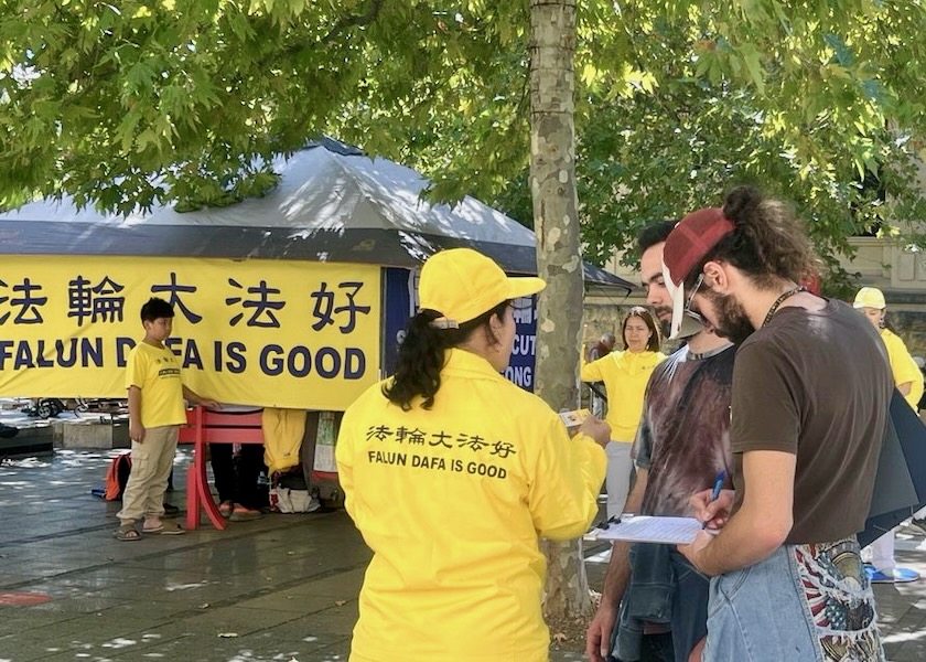 Image for article South Australia: Councilor and Passersby Express Support for the 27th Anniversary of the April 25 Appeal