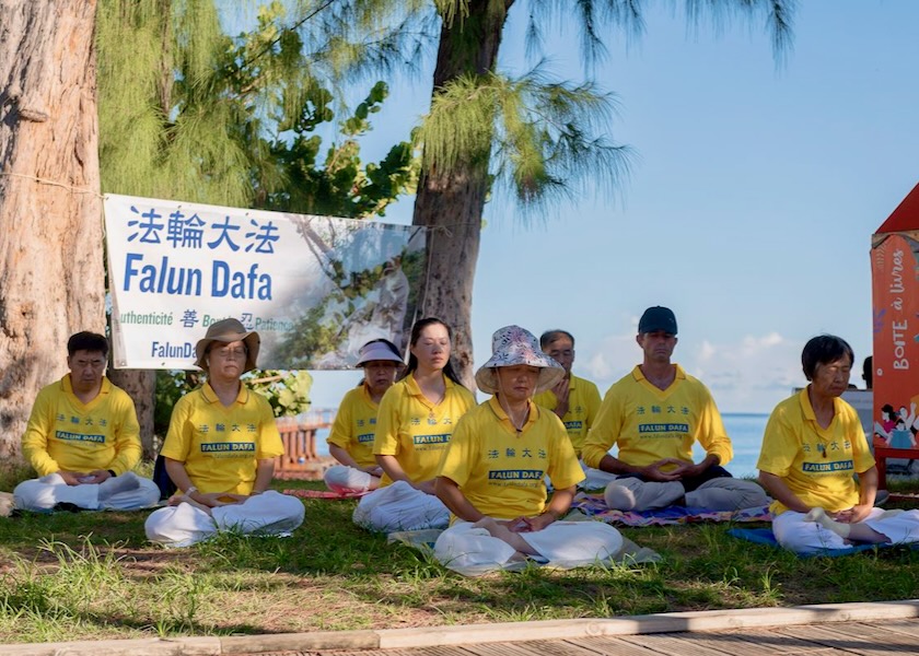 Image for article Réunion, France: Falun Dafa Introduced to Local Residents and Tourists