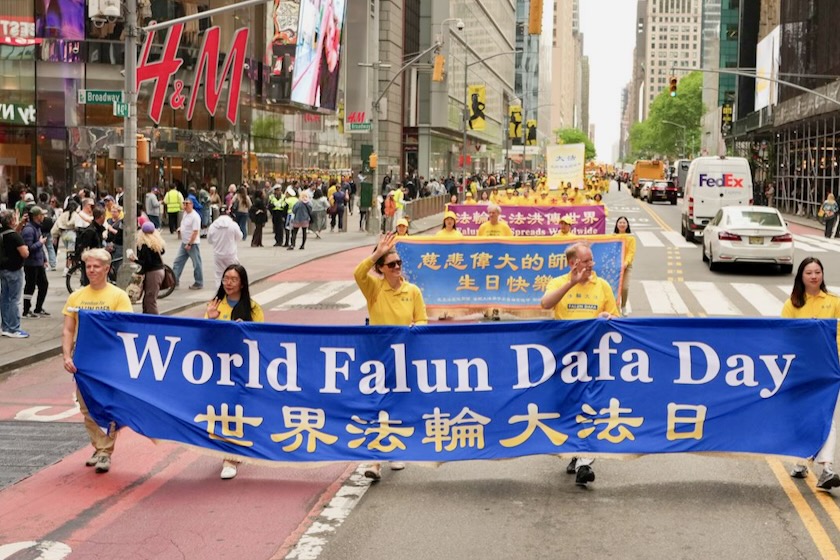 Image for article Manhattan, New York: People Praise Grand Parade and Falun Dafa’s Guiding Principles of Truthfulness-Compassion-Forbearance