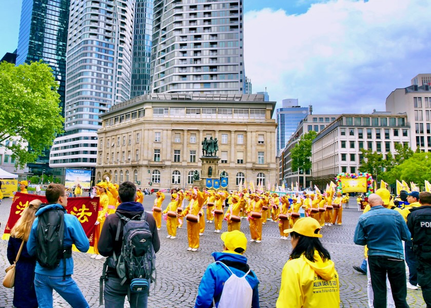 Image for article Germany: World Falun Dafa Day Celebration in Frankfurt Draws Attention of Passersby