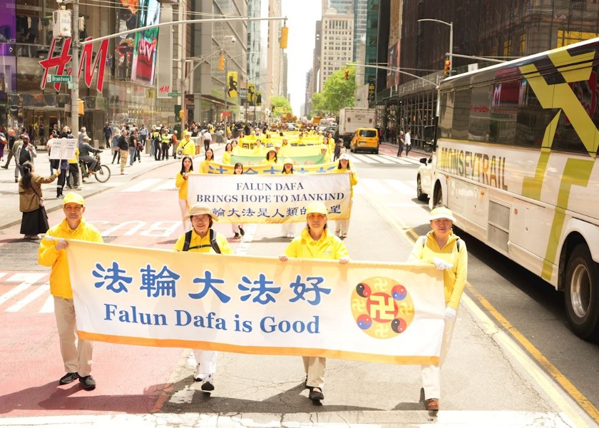 Image for article Tourists Praise Falun Dafa’s Universal Values During Grand Parade in Manhattan