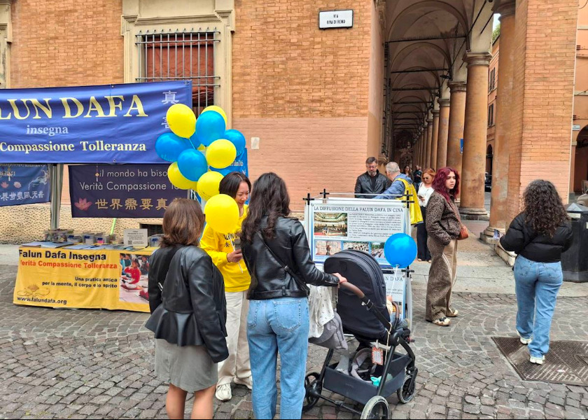 Image for article Italy: World Falun Dafa Day Celebrations on Bologna’s Piazza della Pioggia