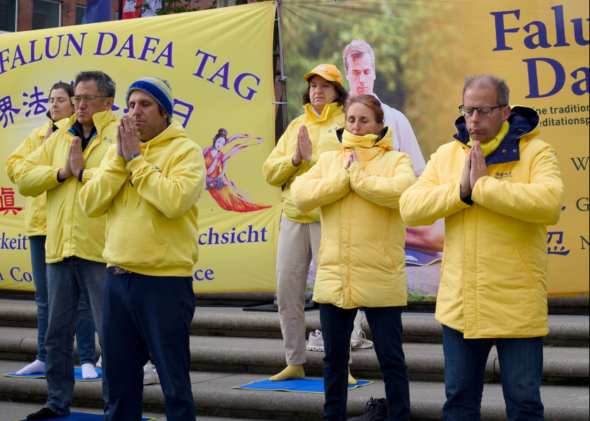 Image for article Practitioners Reflect on Positive Changes in Their Lives on World Falun Dafa Day in Hamburg