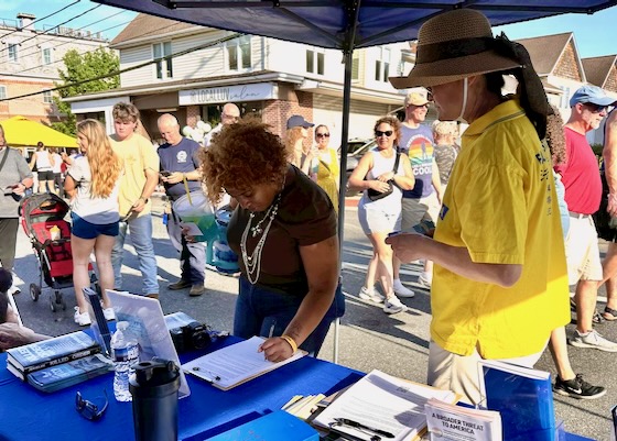 Image for article People Praise Falun Dafa at Newark Nite