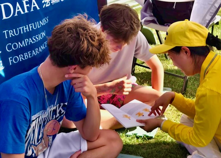 Image for article At the Oswego Harborfest in New York, Visitors Learn About Falun Dafa and the Persecution