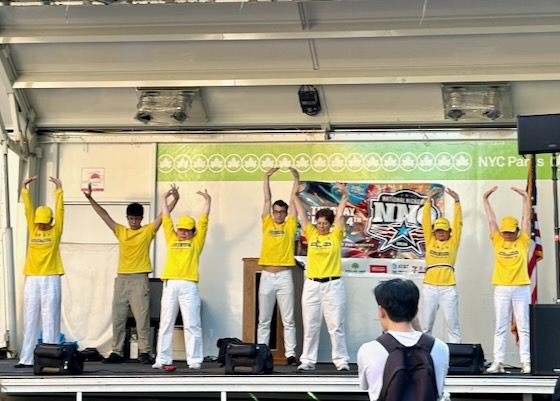 Image for article Manhattan, New York: Learning About Falun Dafa During National Night Out