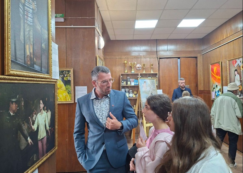 Image for article Bulgaria: Visitors Touched by the Art of Zhen Shan Ren Exhibition