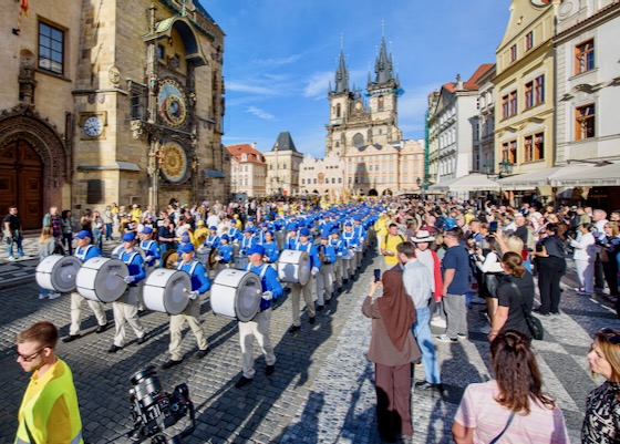 Image for article People in Prague Learn About Falun Gong During Practitioners’ Parades