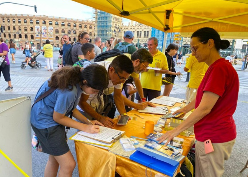 Image for article Valencia, Spain: Public Support for Ending the Persecution of Falun Dafa in China