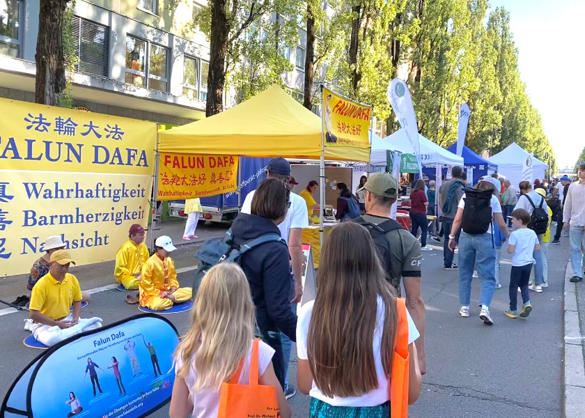 Image for article “I Signed from My Heart”—Munich Festival-goers Show Support for Falun Gong