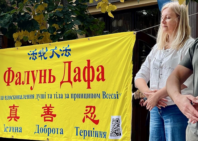 Image for article Ukraine: Practitioners Introduce Falun Dafa at “City Day” in Lutsk and Khmelnytskyi