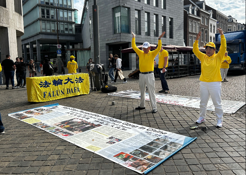 Image for article The Netherlands: People Stand with Falun Dafa and Sign a Petition Against the Chinese Regime’s Persecution
